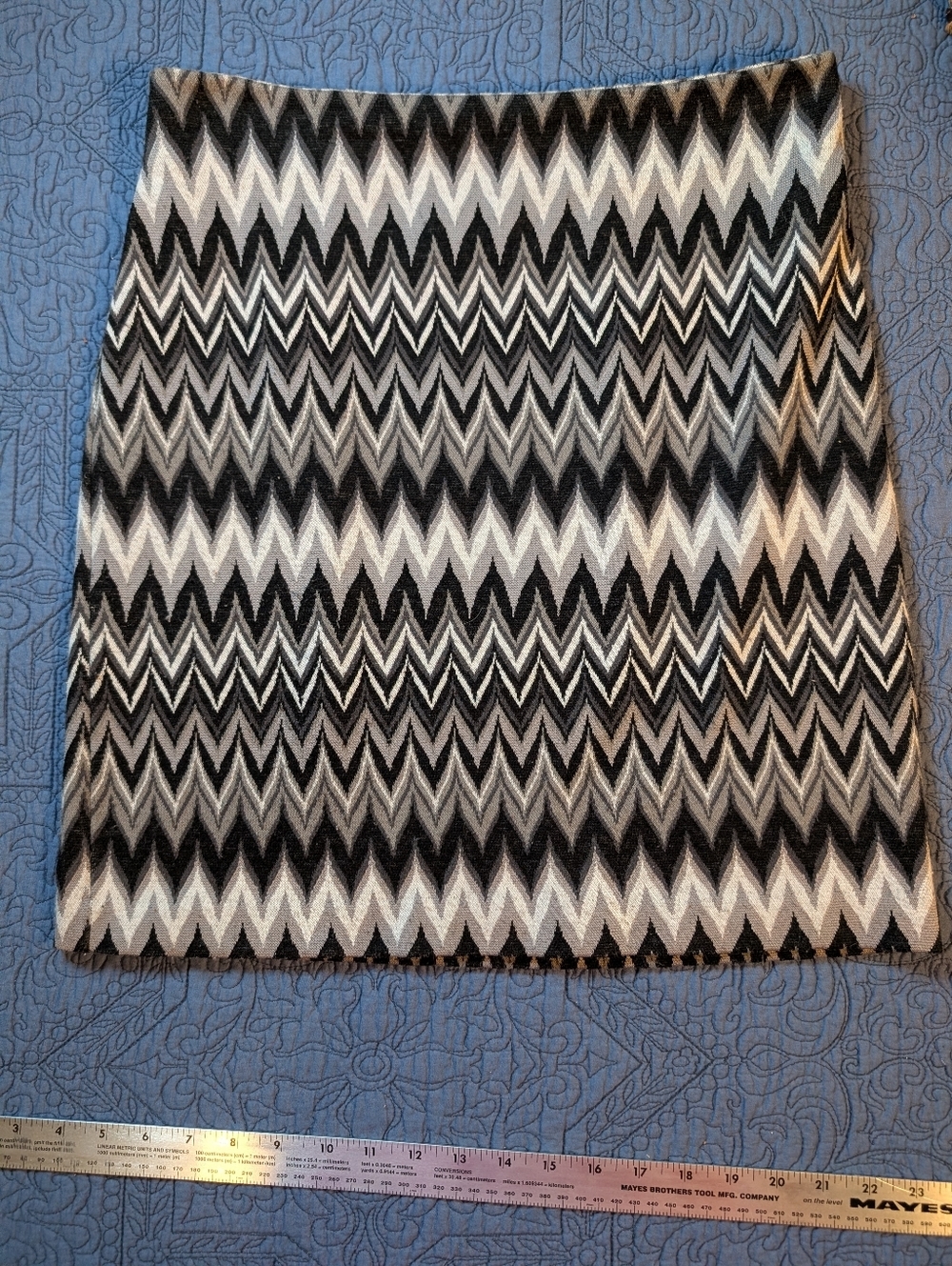 Studio‎ Point Chevron Knit Skirt Size 6 Black Gray Stretch Pencil Skirt (G1-F)